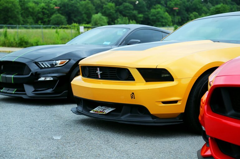 Co jest lepsze Camaro czy Mustang?