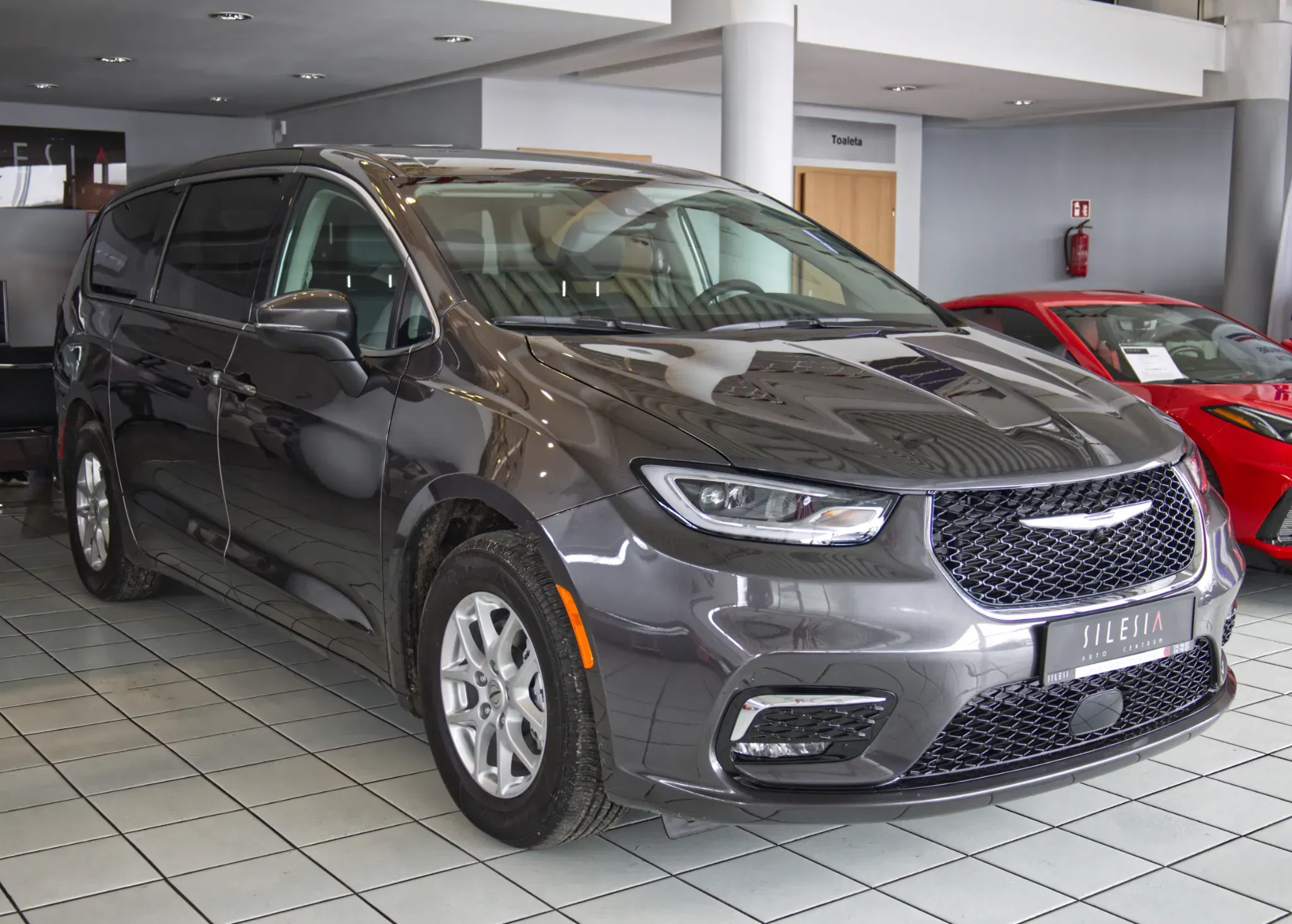 chrysler-pacifica_0-2